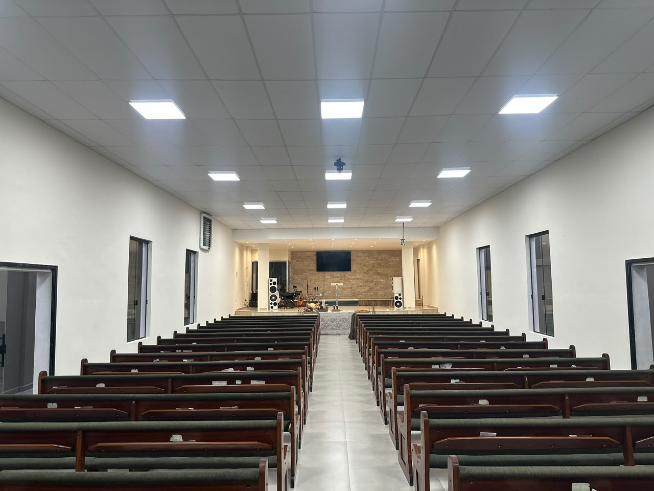 Comunidade reunida em um momento de oração